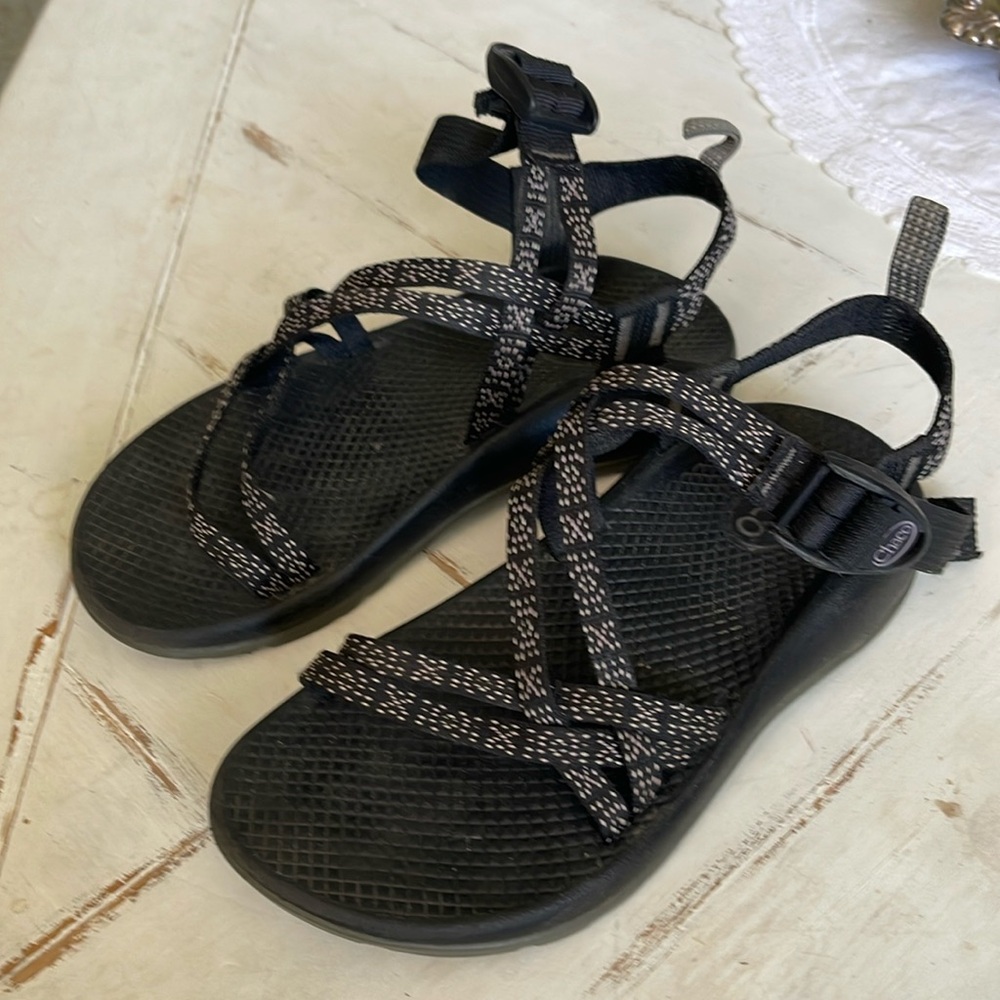 Chacos kids size 3 black and white